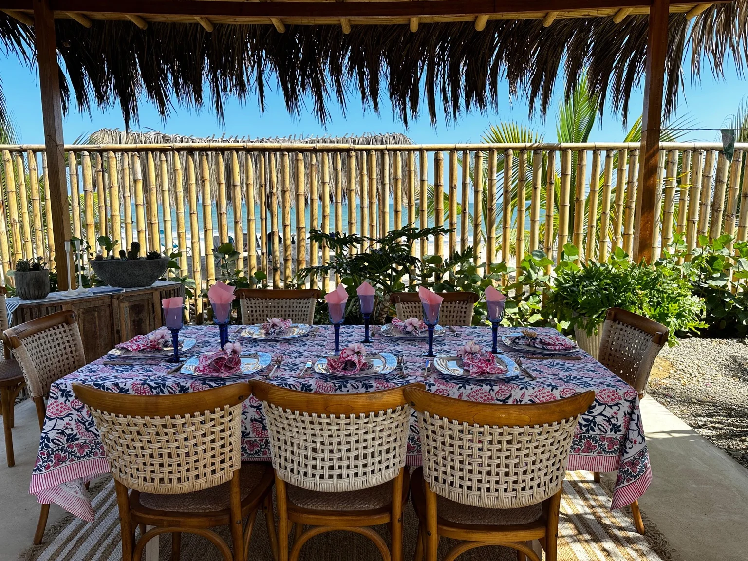 Mesa tropical bajo una terraza frente al mar
