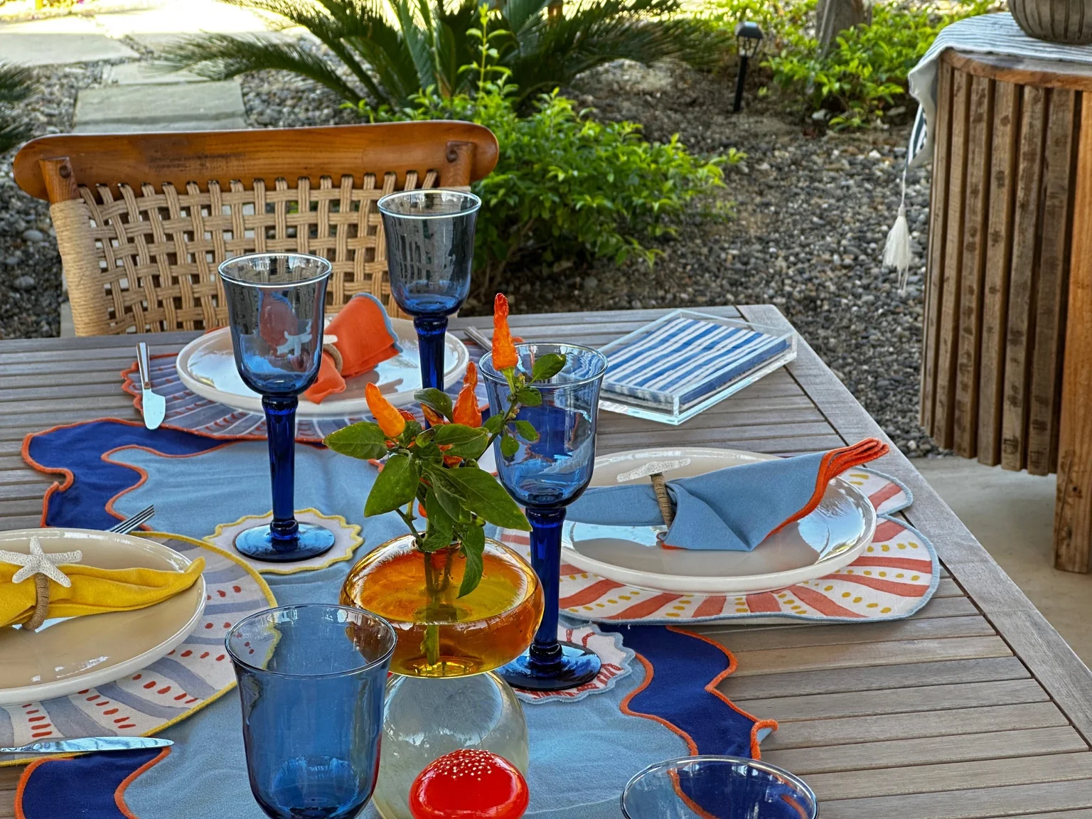 Detalle de mesa tropical en azul y naranja