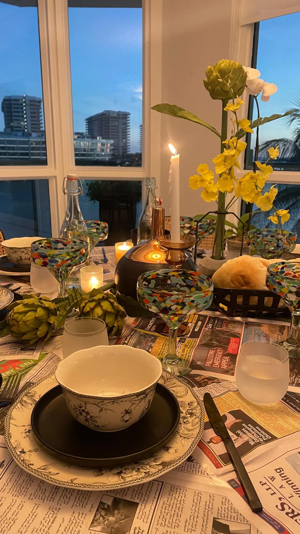 Mesa con mantel de periódicos y orquídeas amarillas