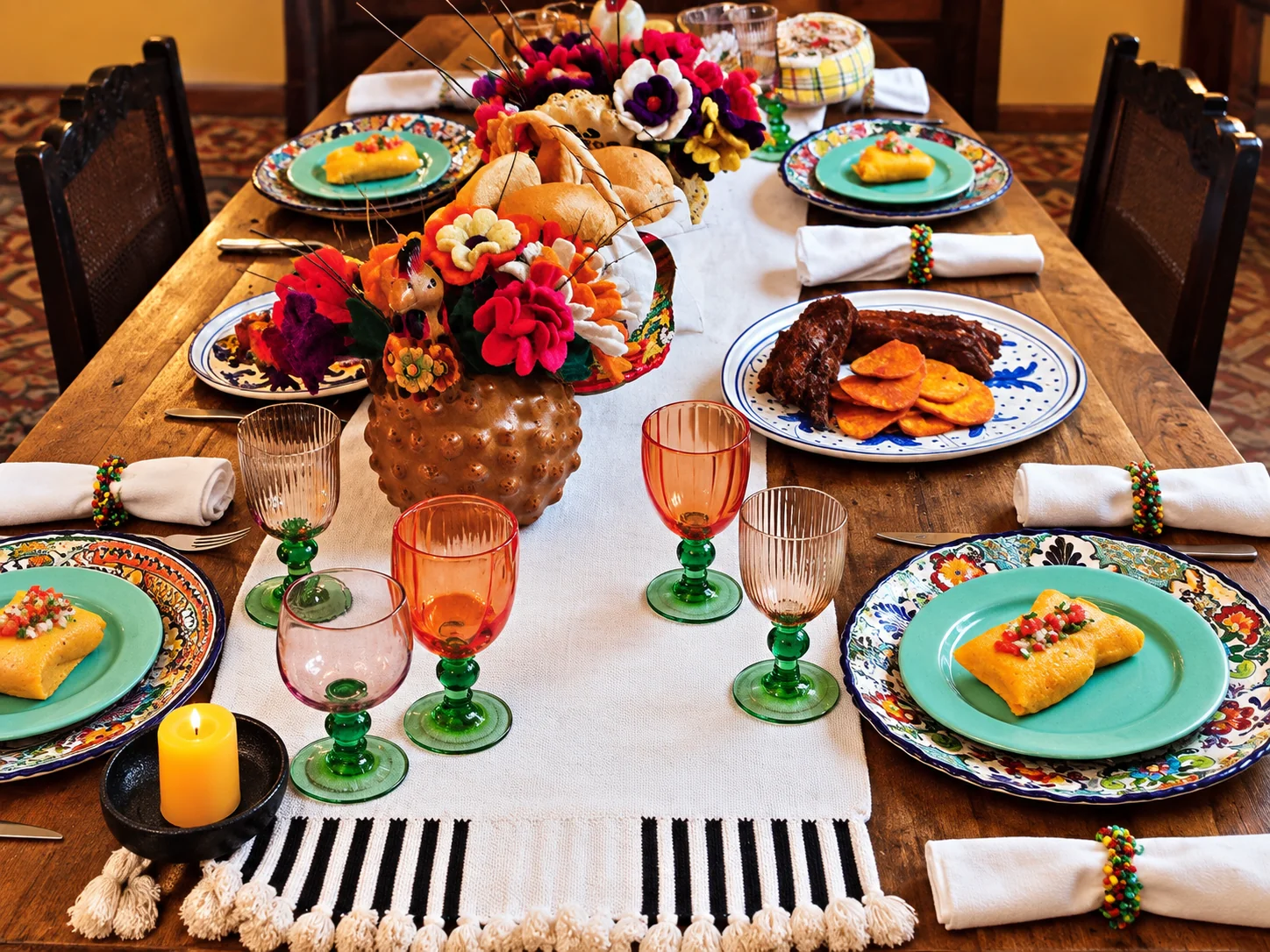 Mesa criolla con vajilla colorida, flores artesanales y sabores peruanos